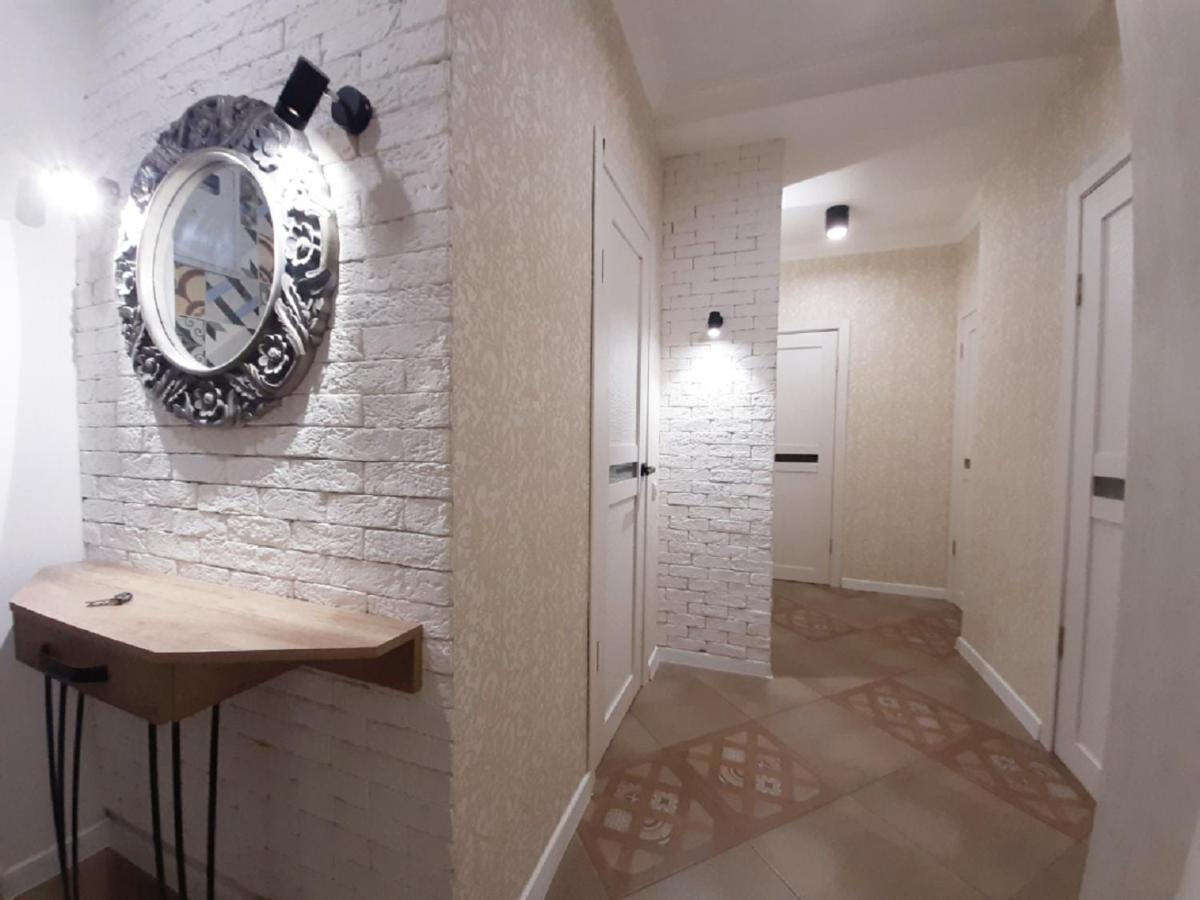 2 Bdr Apartment Near Gorky Park, Center Harkov Kültér fotó
